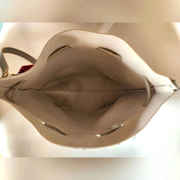 Stylish Gray Bucket Bag with Colorful Strap - Picture 5 of 7